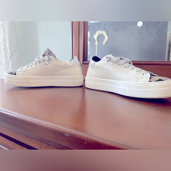 P448.  Size 37.  Leopard print on white. - Picture 2 of 6